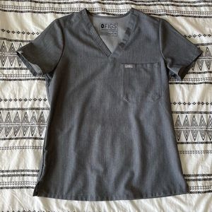 Figs Catarina One-Pocket Scrub Top in Graphite